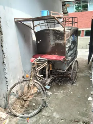 একটি ডাবল ব্যাটারির বক্স ভ্যান সহ ছাউনি আছে