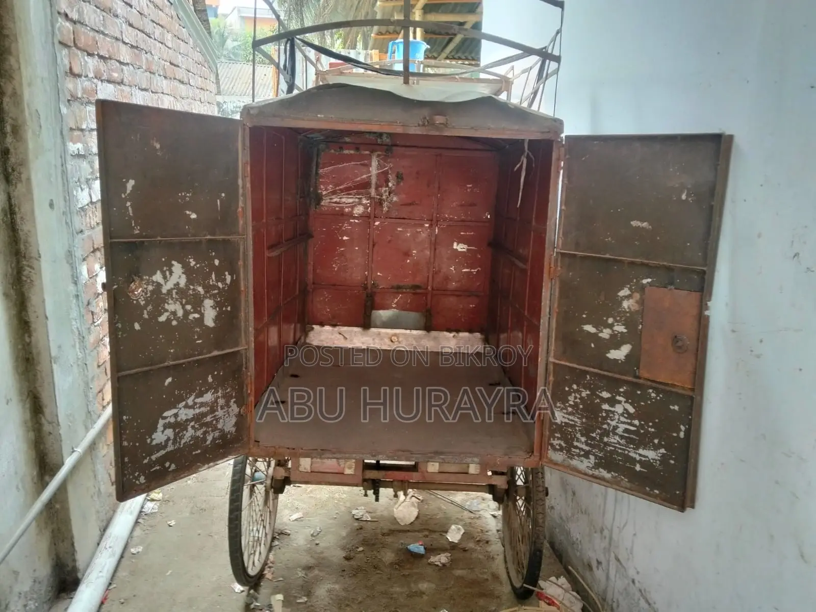 একটি ডাবল ব্যাটারির বক্স ভ্যান সহ ছাউনি আছে