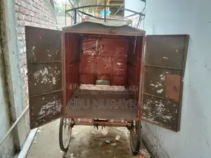 একটি ডাবল ব্যাটারির বক্স ভ্যান সহ ছাউনি আছে