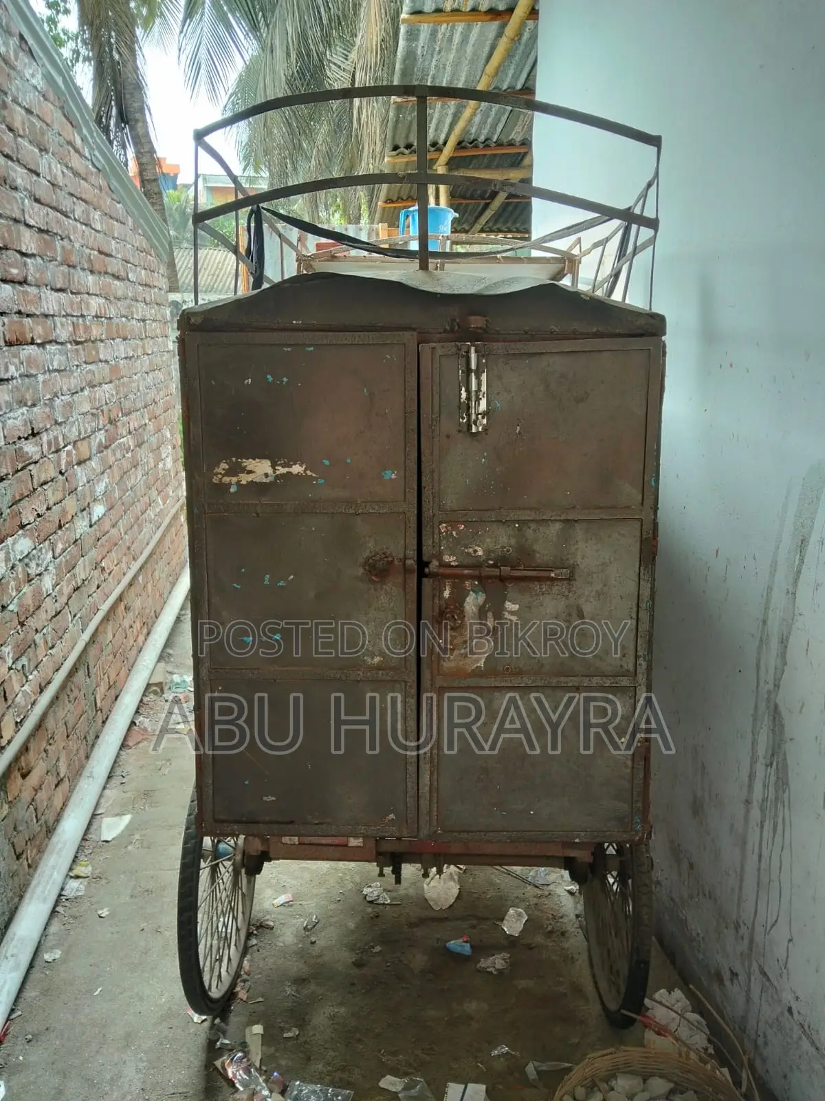 একটি ডাবল ব্যাটারির বক্স ভ্যান সহ ছাউনি আছে