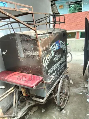 একটি ডাবল ব্যাটারির বক্স ভ্যান সহ ছাউনি আছে