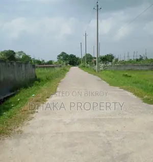 Near 75ft 3 Katha Lake South at Sector-29