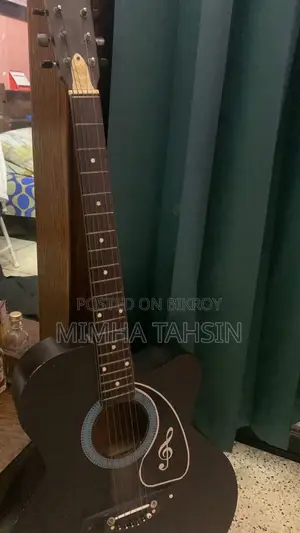 অ্যাকোস্টিক গিটার সাথে ব্যাগ, পিক, স্ট্রিংস