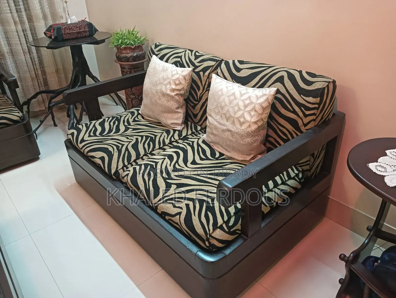 সোফা (২+২+১+১), কর্নার শোকেস, সেন্টার টেবিল, গাছের শিকড়ের গ্লাস টেবিল