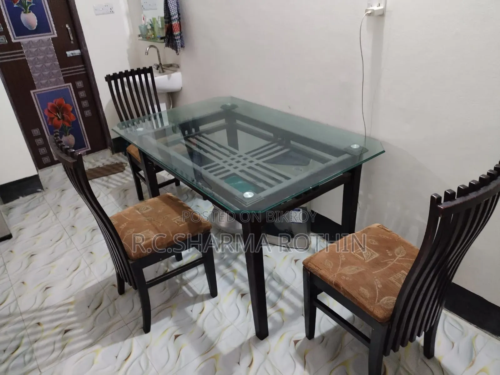 ডাইনিং টেবিল