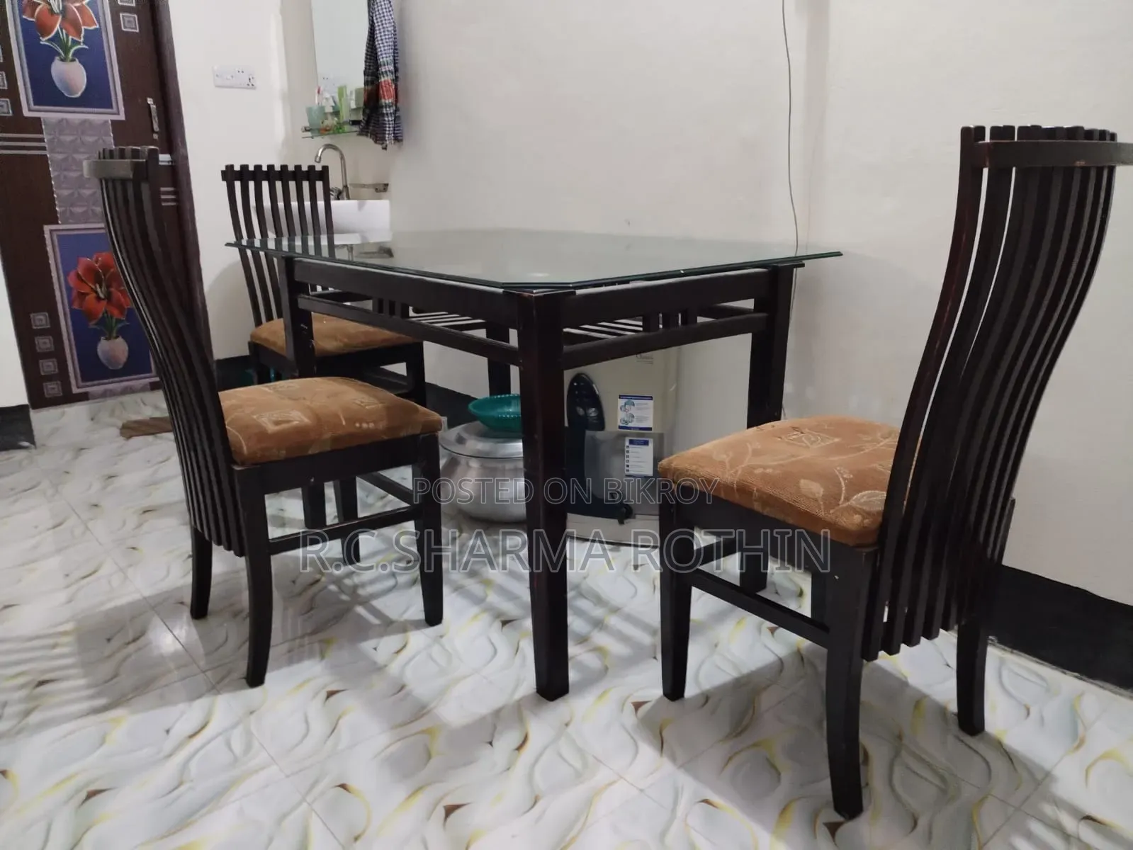 ডাইনিং টেবিল