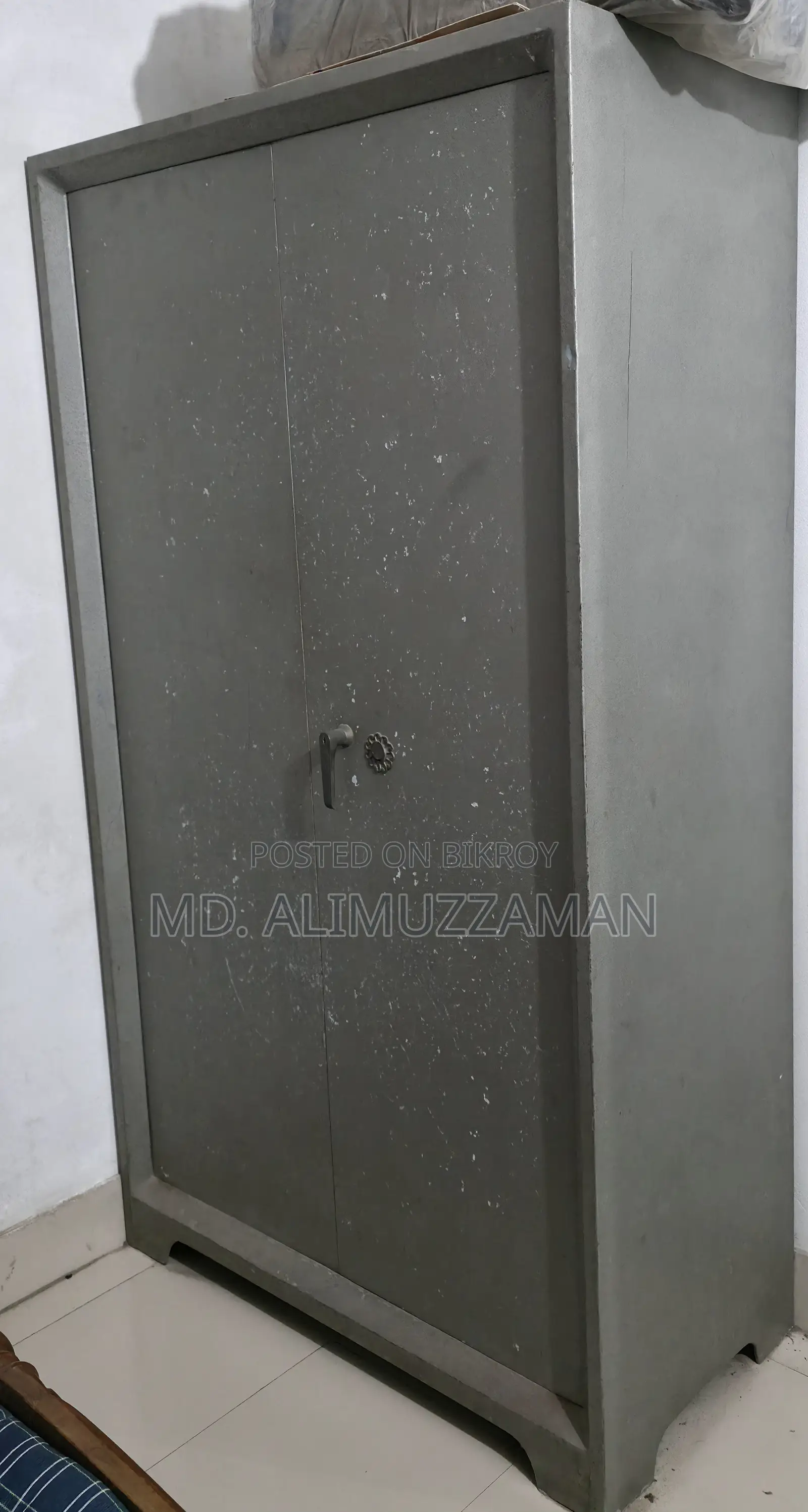 Steel Almira