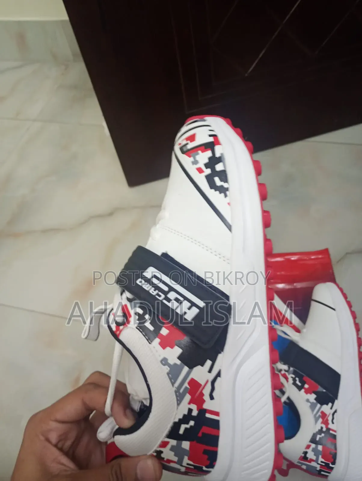 নতুন জুতা বাচ্চা না পরায় বিক্রি করতেছি