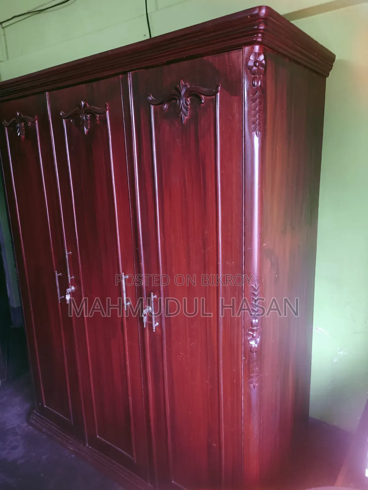 তিন পাল্লার কড়ই কাঠের আলমারি