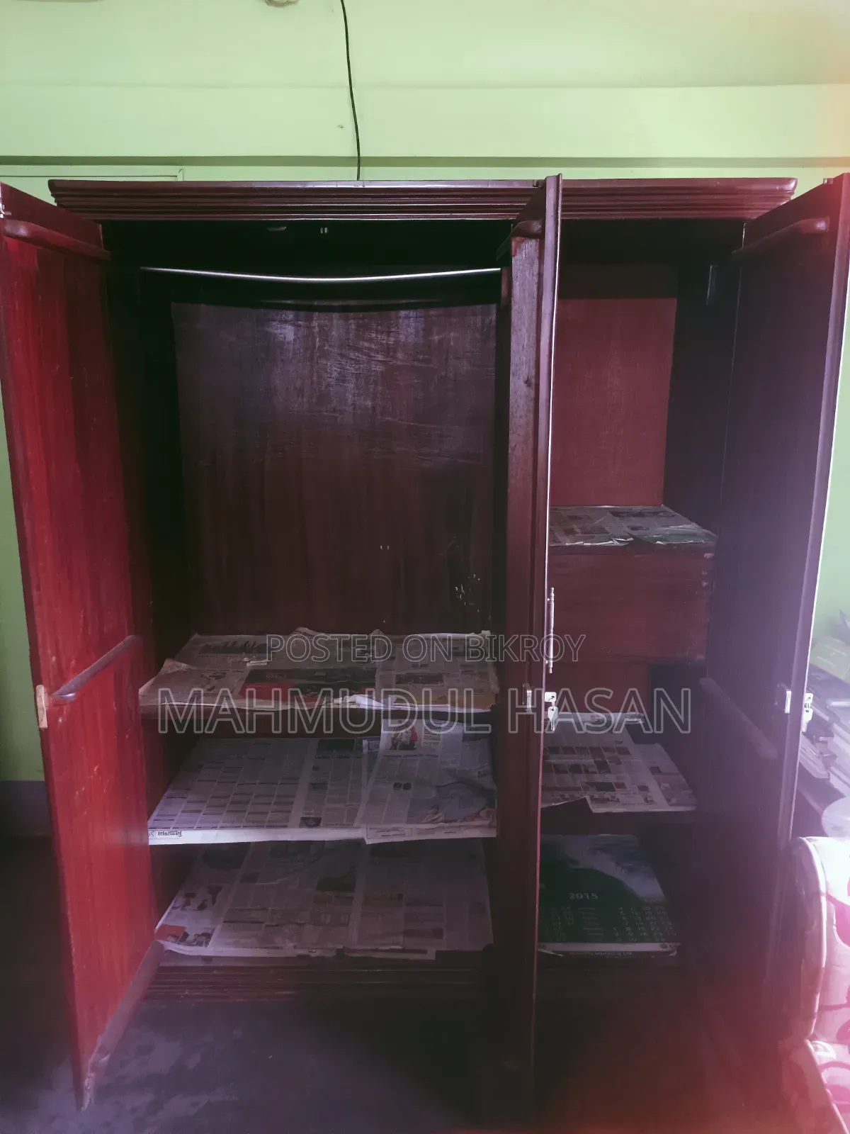 তিন পাল্লার কড়ই কাঠের আলমারি