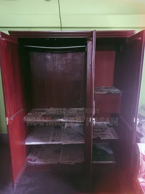 তিন পাল্লার কড়ই কাঠের আলমারি