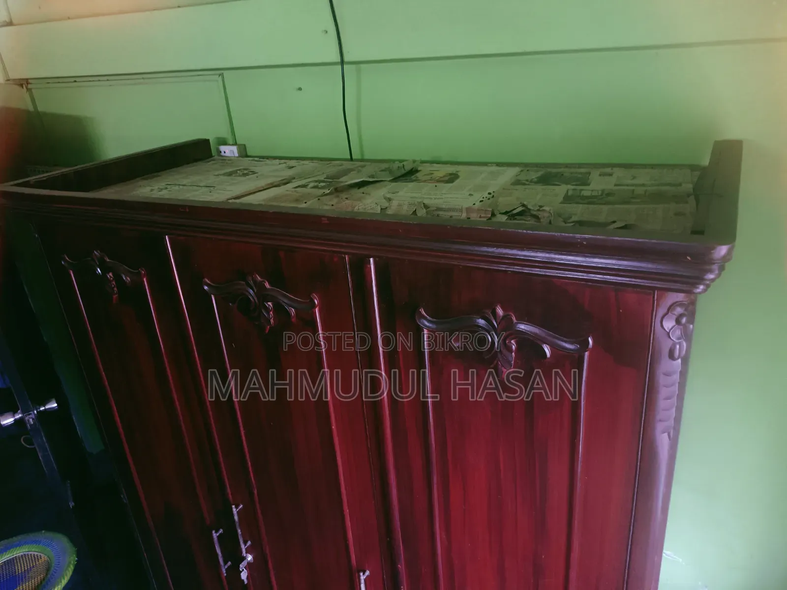 তিন পাল্লার কড়ই কাঠের আলমারি