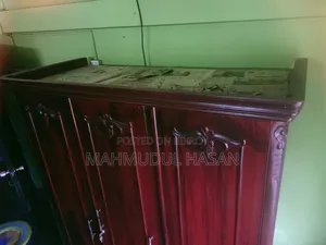 তিন পাল্লার কড়ই কাঠের আলমারি