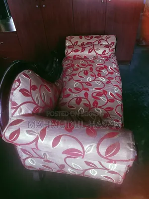 ডিজাইন করা কাঠের দিভান