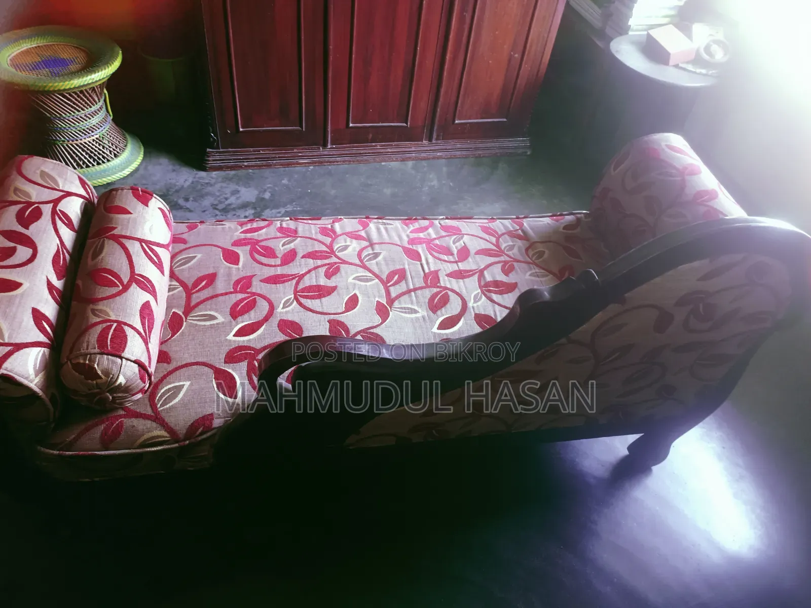 ডিজাইন করা কাঠের দিভান