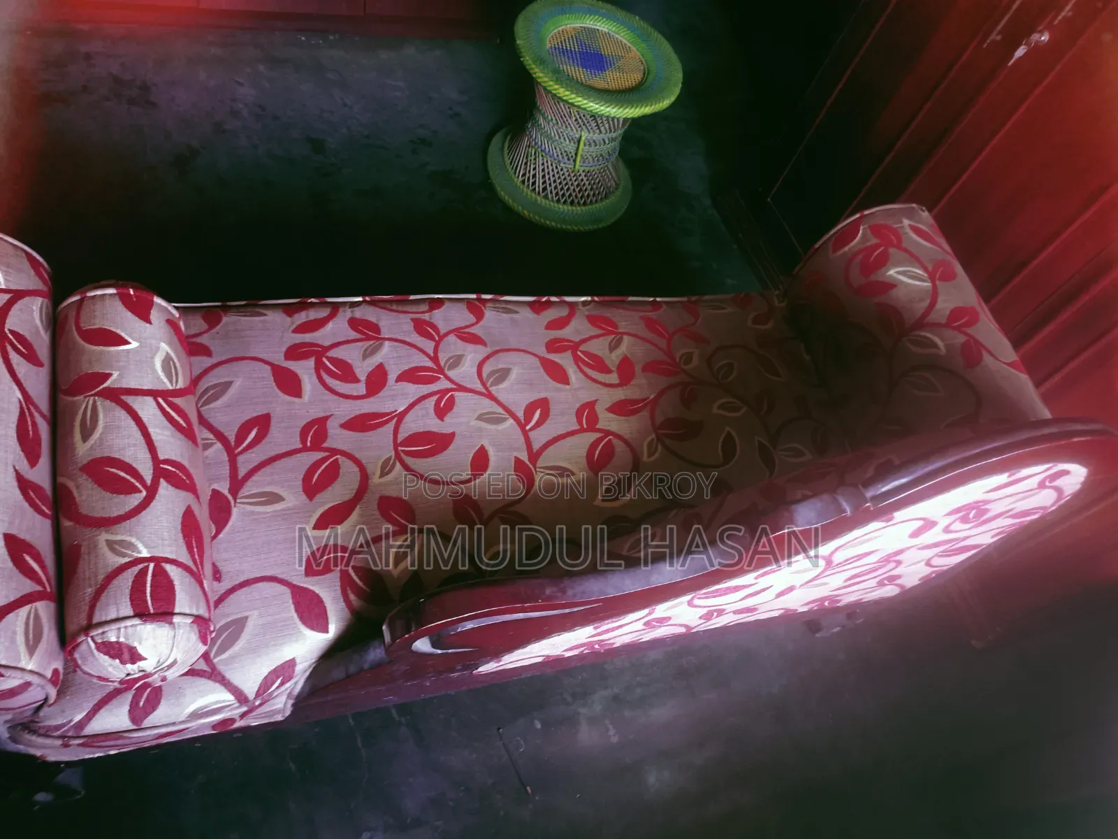 ডিজাইন করা কাঠের দিভান