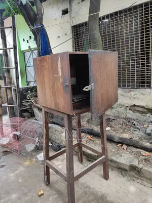 বক্স টিভি রাখার টেবিল।