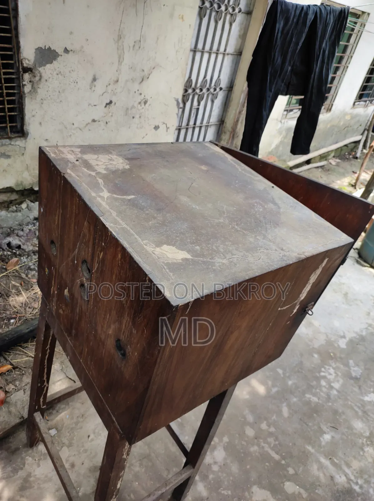 বক্স টিভি রাখার টেবিল।