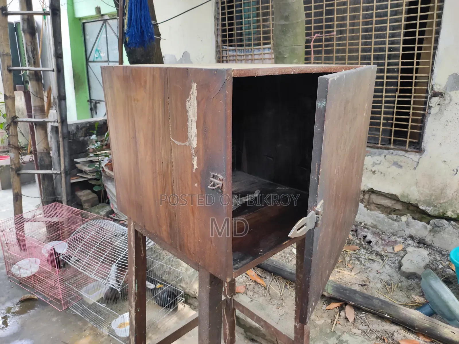 বক্স টিভি রাখার টেবিল।