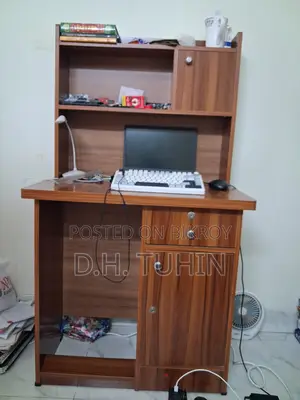 পড়ার টেবিল