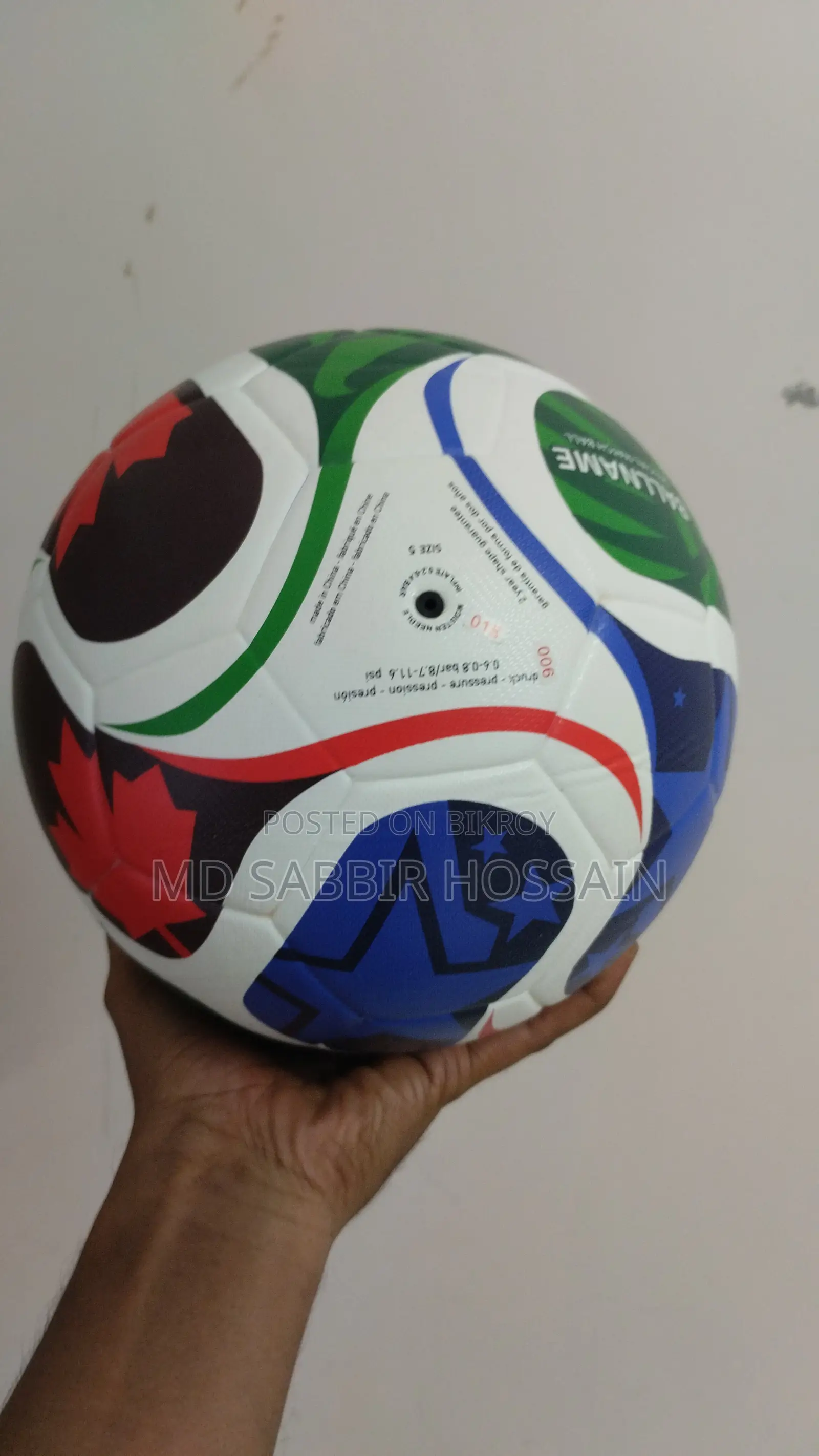 সম্পূর্ণ নতুন ফুটবল
