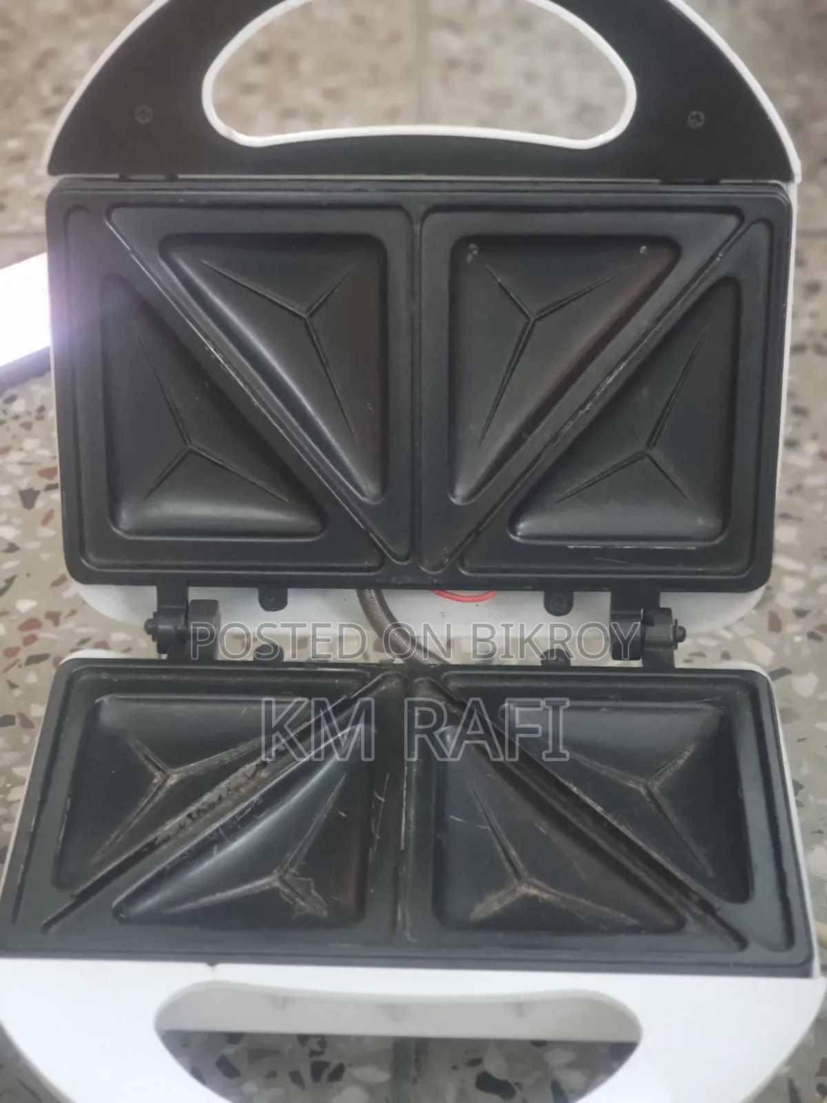 Sandwich maker used at home, in good condition