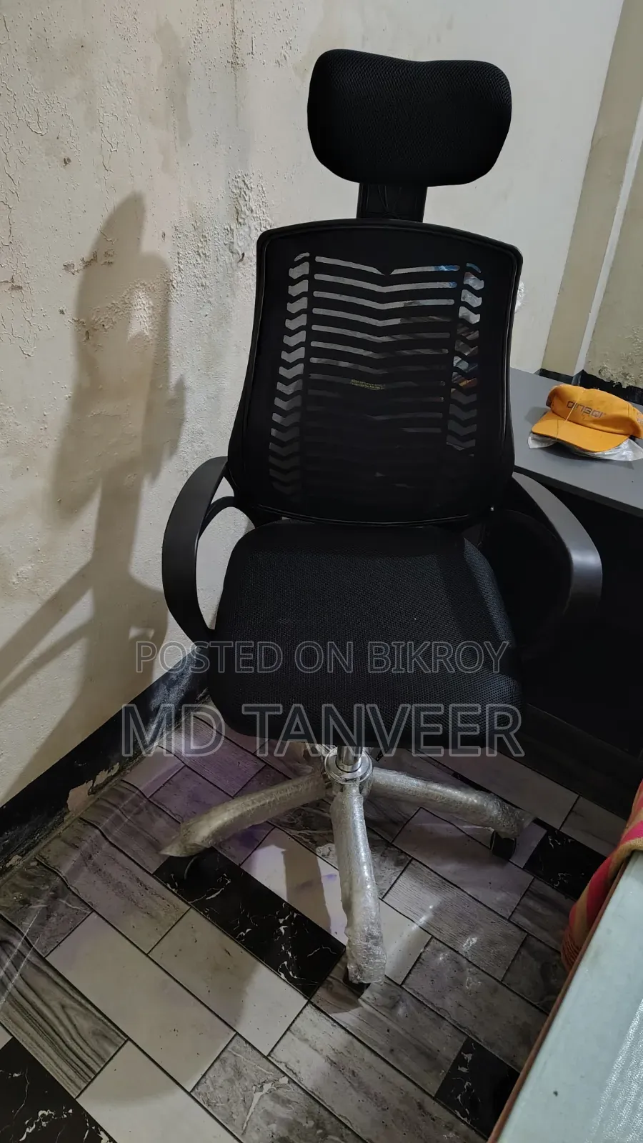 অফিস টেবিল ৪টি চেয়ার ব্যবহার করা হয়নি নতুন