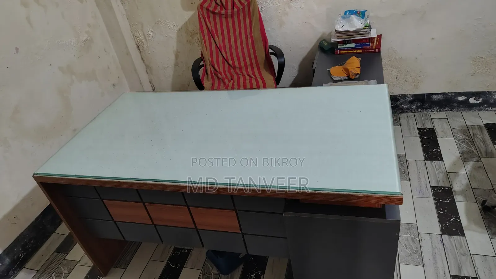 অফিস টেবিল ৪টি চেয়ার ব্যবহার করা হয়নি নতুন