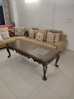 অ্যান্টিক সেন্টার টেবিল