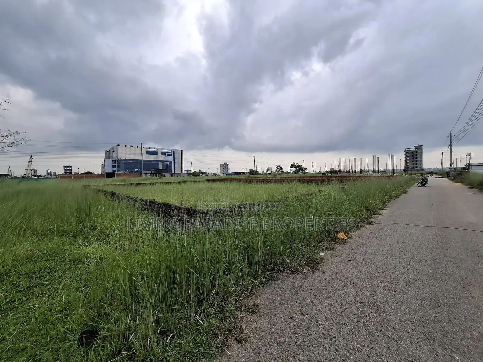 এন-ব্লক, নর্থ ফেস, ক্লোজলি বাজার, ১২০ ফিট মাদানি এভিনিউ