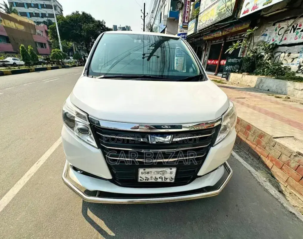 টয়োটা নোয়া ২০১৪ সাদা