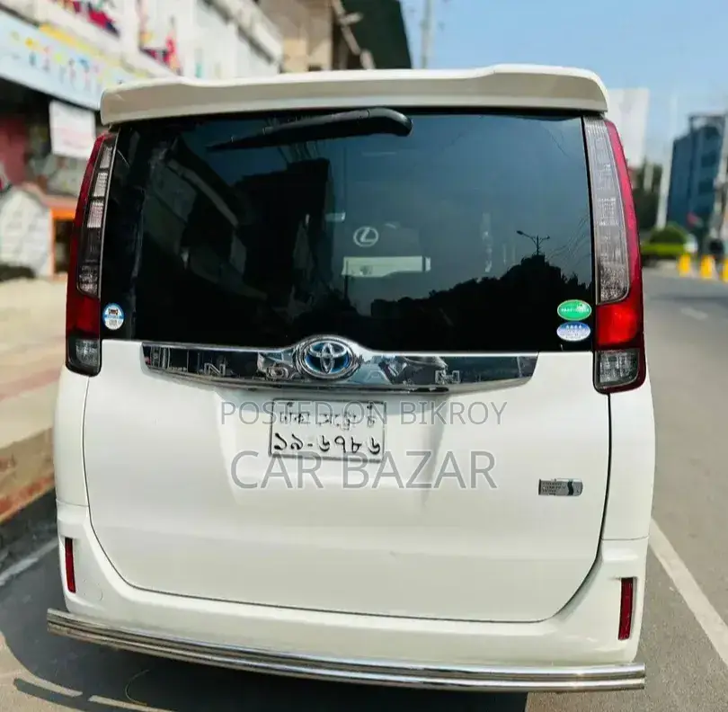 টয়োটা নোয়া ২০১৪ সাদা