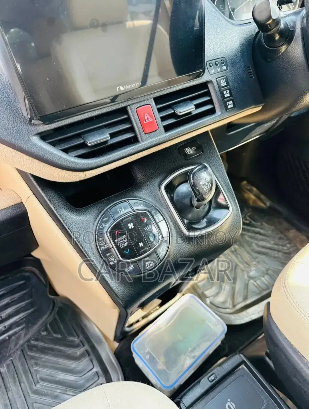 টয়োটা নোয়া ২০১৪ সাদা