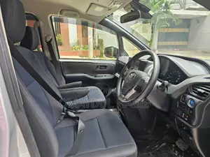 Toyota Esquire ১.৮ ফ্রন্ট হুইল ড্রাইভ হাইব্রিড (৭ সিটার) ২০১৮ সিলভার