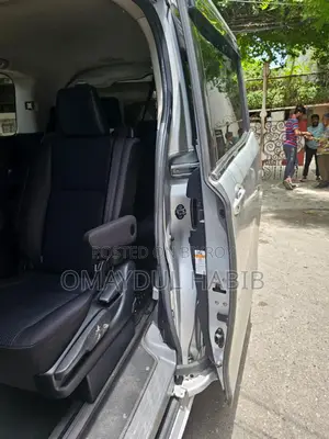 Toyota Esquire ১.৮ ফ্রন্ট হুইল ড্রাইভ হাইব্রিড (৭ সিটার) ২০১৮ সিলভার