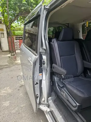Toyota Esquire ১.৮ ফ্রন্ট হুইল ড্রাইভ হাইব্রিড (৭ সিটার) ২০১৮ সিলভার