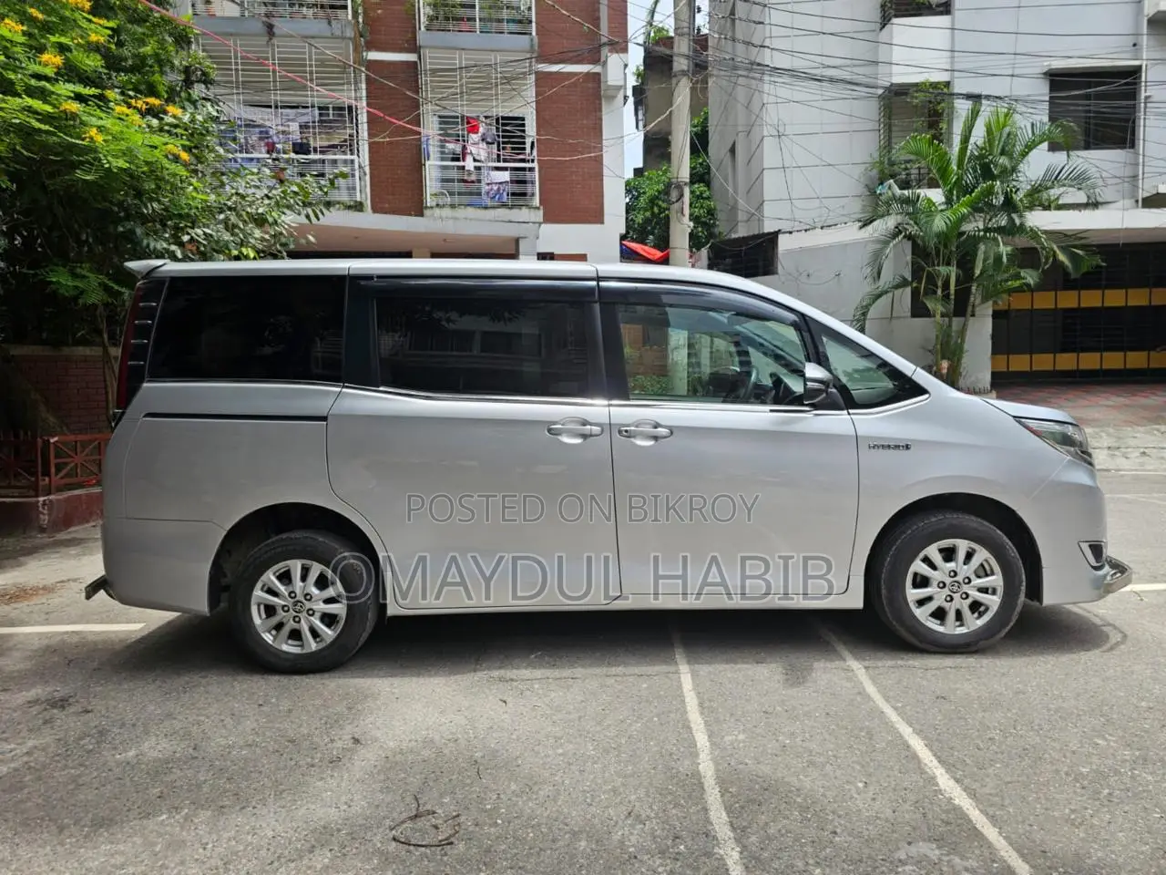 Toyota Esquire ১.৮ ফ্রন্ট হুইল ড্রাইভ হাইব্রিড (৭ সিটার) ২০১৮ সিলভার