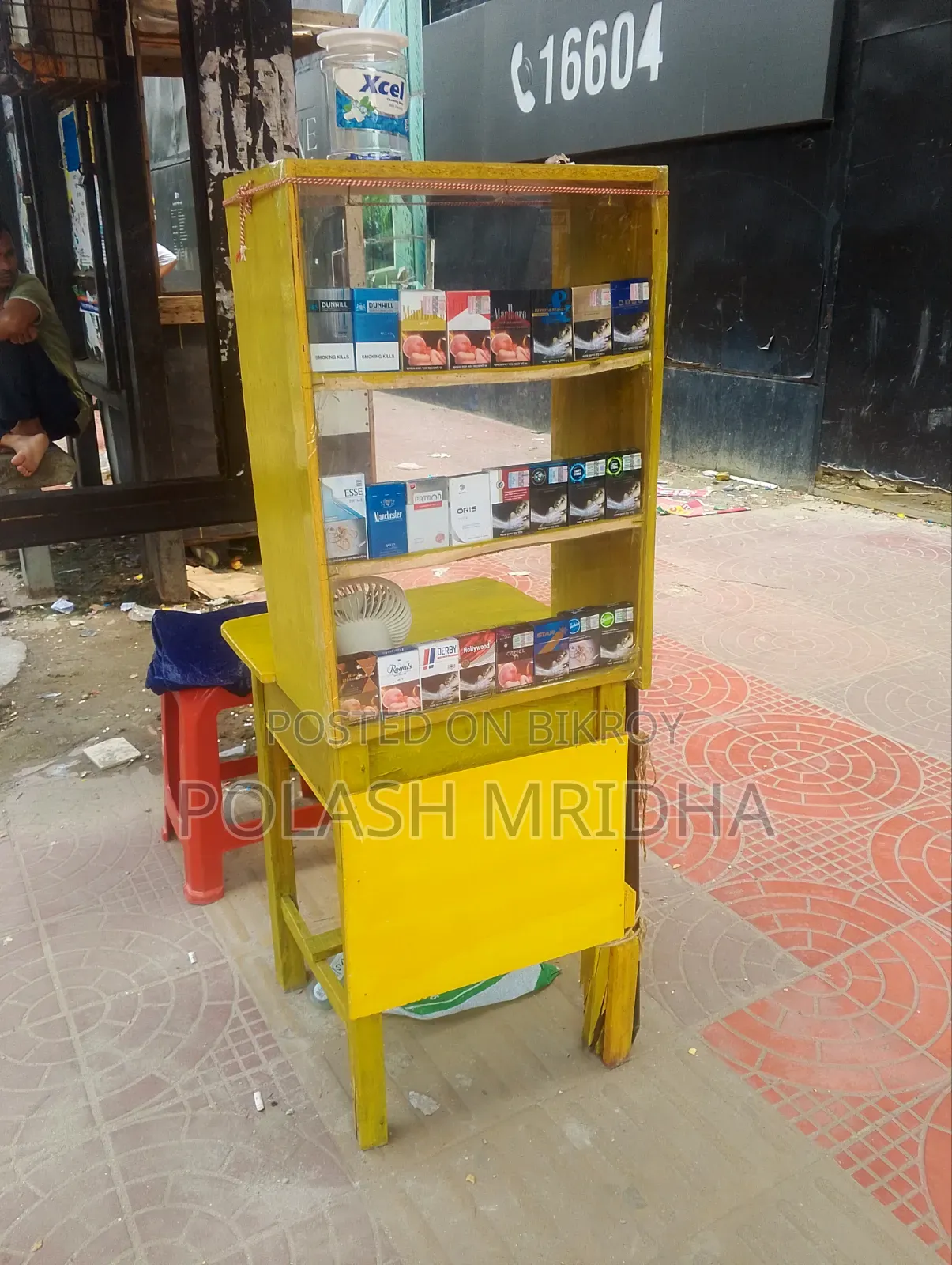 কাঠের টেবিল।