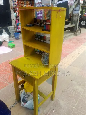কাঠের টেবিল।