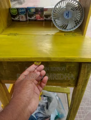 কাঠের টেবিল।