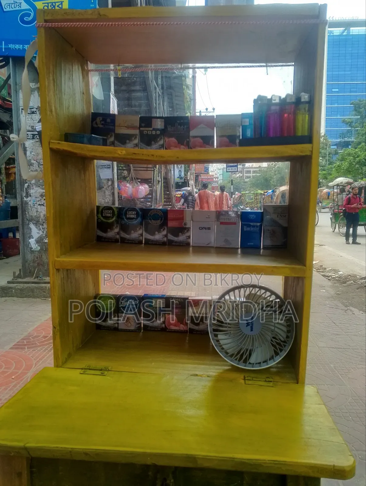 কাঠের টেবিল।