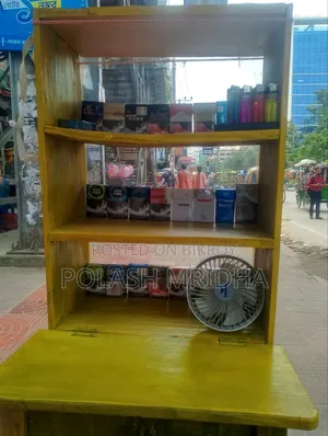 কাঠের টেবিল।