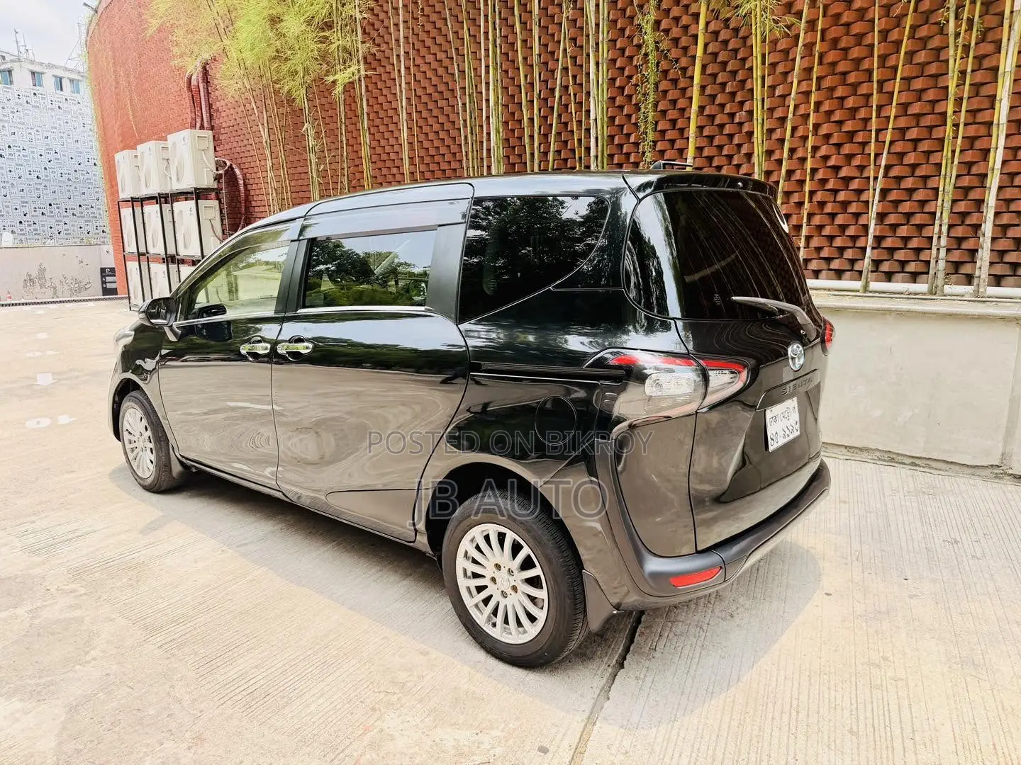Toyota Sienta 1.5 Hybrid FWD (6-seater) 2016 Black