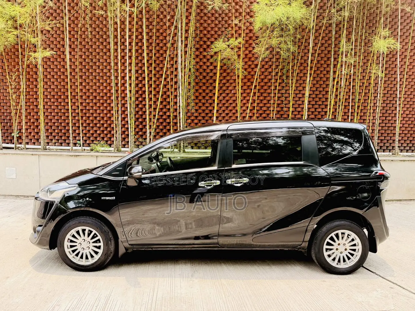 Toyota Sienta 1.5 Hybrid FWD (6-seater) 2016 Black