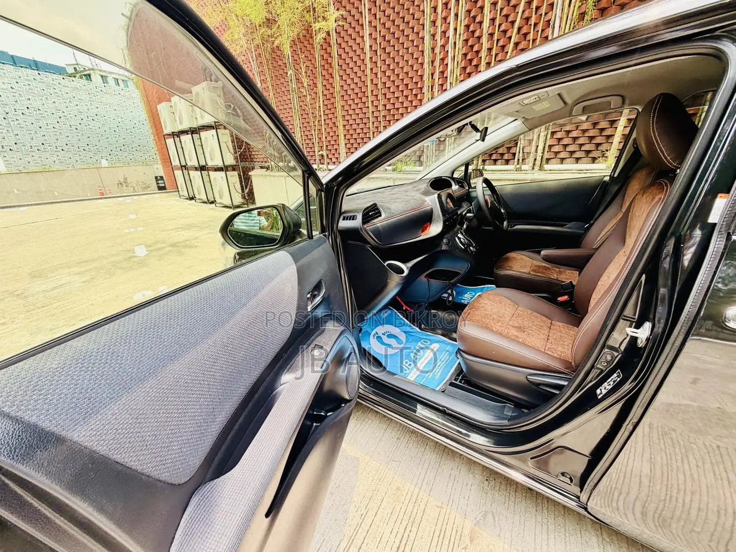 Toyota Sienta 1.5 Hybrid FWD (6-seater) 2016 Black