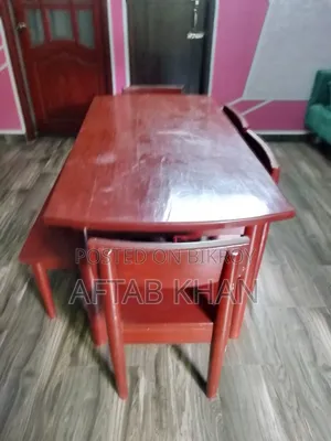 ডাইনিং টেবিল