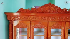 চার পাল্লার একটি ক্যাবিনেট শোকেস