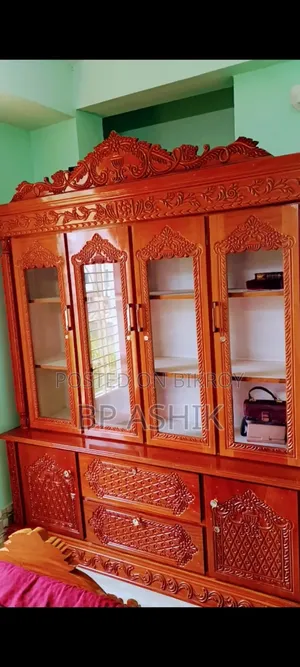 চার পাল্লার একটি ক্যাবিনেট শোকেস