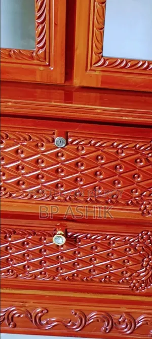 চার পাল্লার একটি ক্যাবিনেট শোকেস
