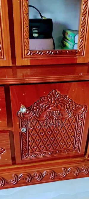 চার পাল্লার একটি ক্যাবিনেট শোকেস
